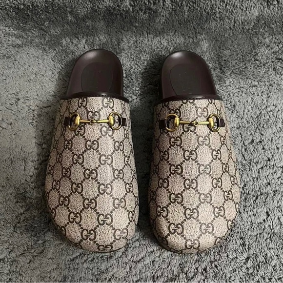 Gucci Women's Sneakers in Black and Gold - Picture 1 of 3